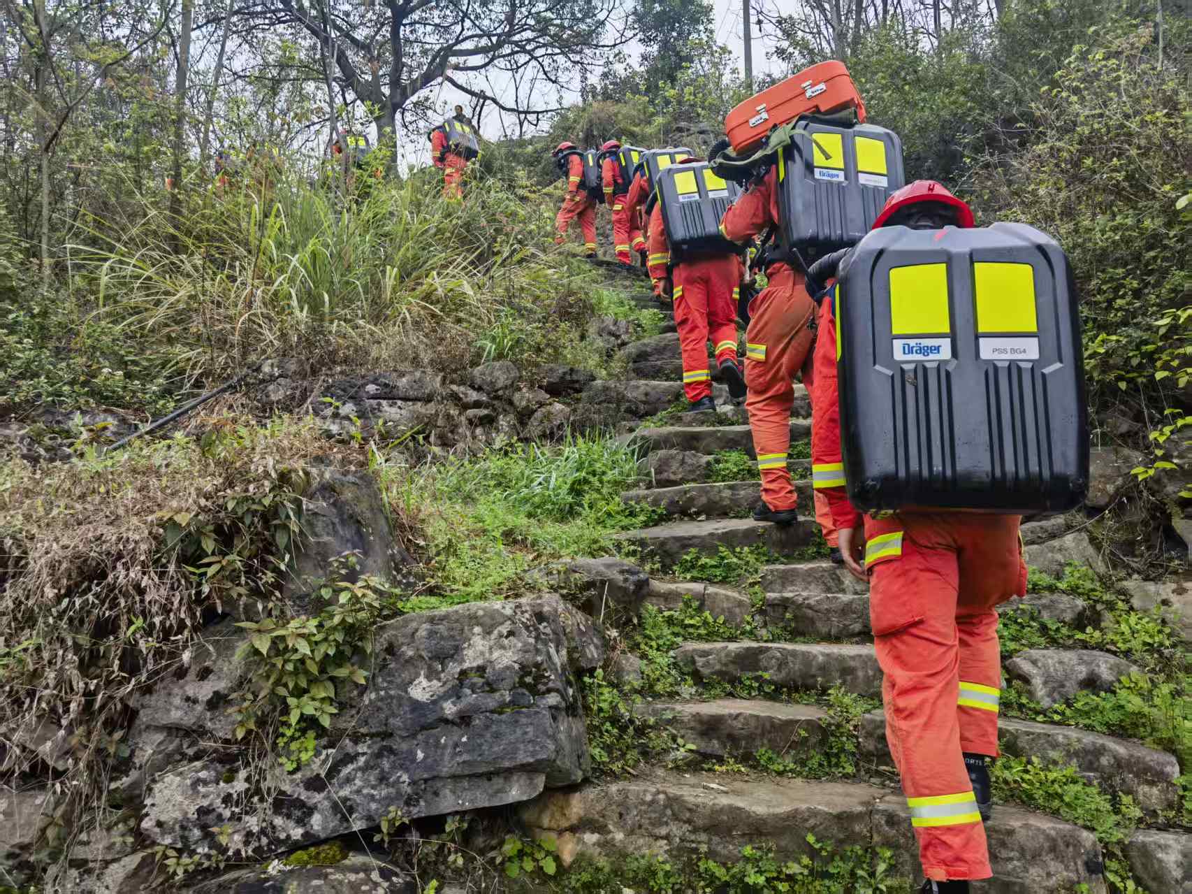 万米征程砺气血高温浓烟淬精兵——市专业应急救援总队开展高温浓烟环境处置与万米佩机实战训练(图1)