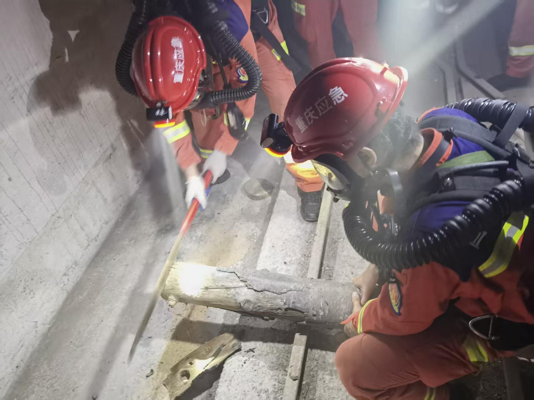 万米征程砺气血高温浓烟淬精兵——市专业应急救援总队开展高温浓烟环境处置与万米佩机实战训练(图2)