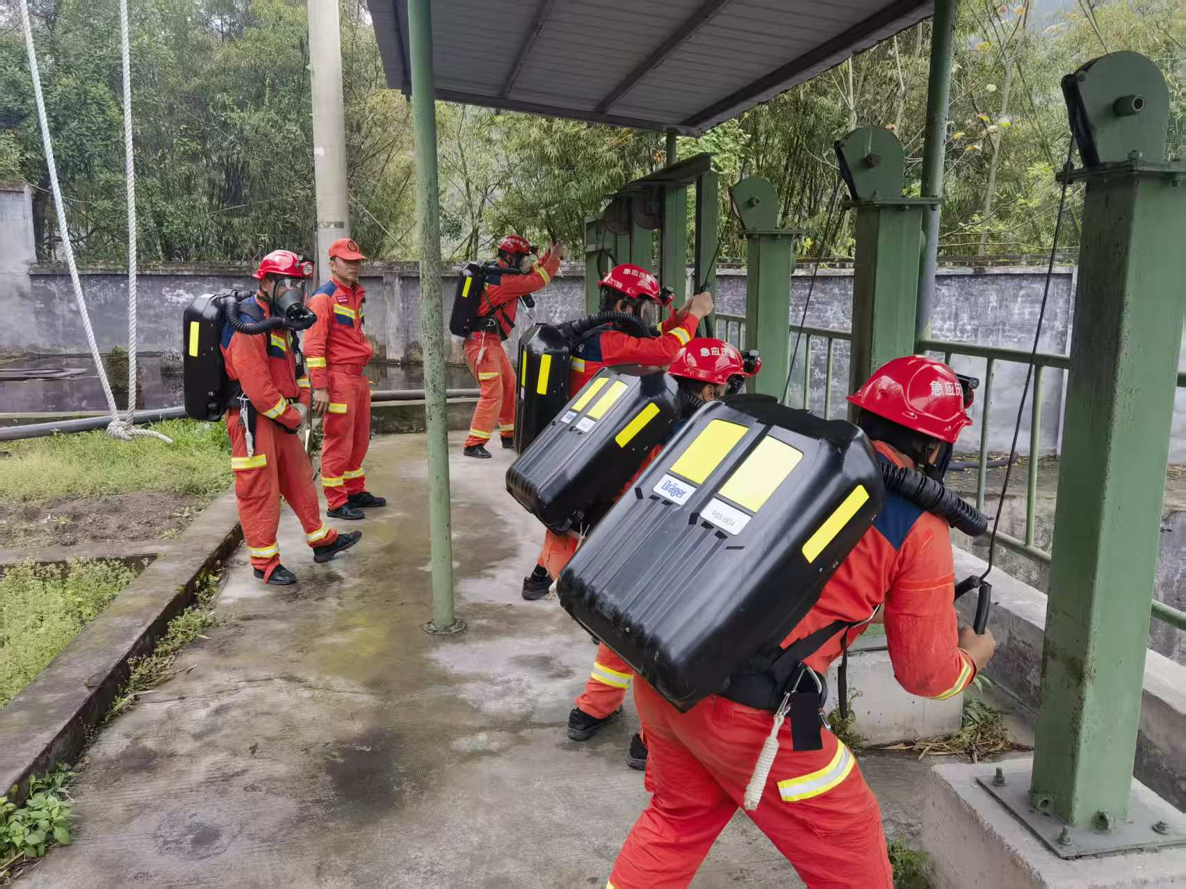 万米征程砺气血高温浓烟淬精兵——市专业应急救援总队开展高温浓烟环境处置与万米佩机实战训练(图3)